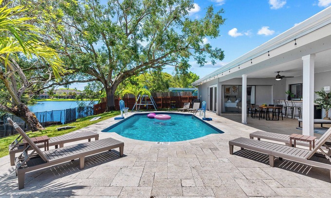 Plantation House | Florida Dream Home: Pool, Lakeview & Game Room ~