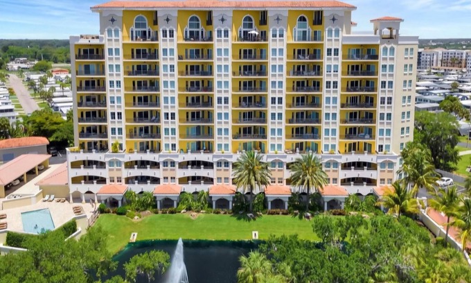 Palmetto Condo | Florida Gulf Coast 3-bedroom, 2-bathroom deluxe condominium, near beaches.
