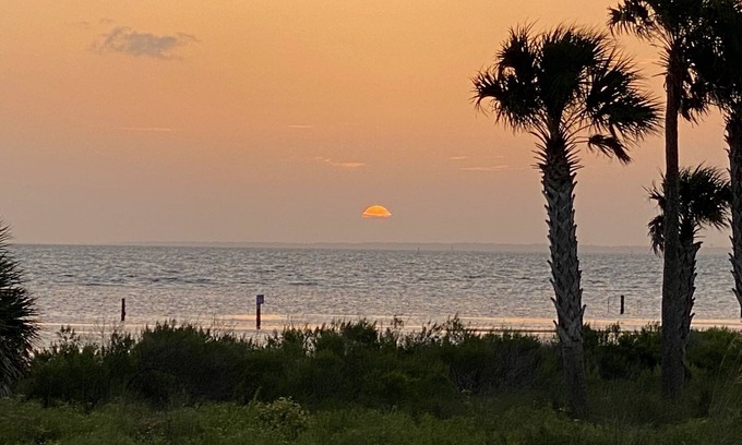 East End Apartment | Floridan Lodge. 7 Day stays in the center of the island!