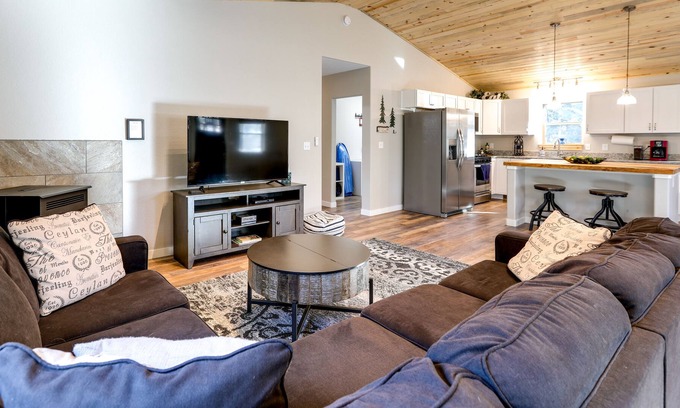 Florissant Cabin | Florissant Cabin w/ Patio < 10 Mi to Hiking Trails
