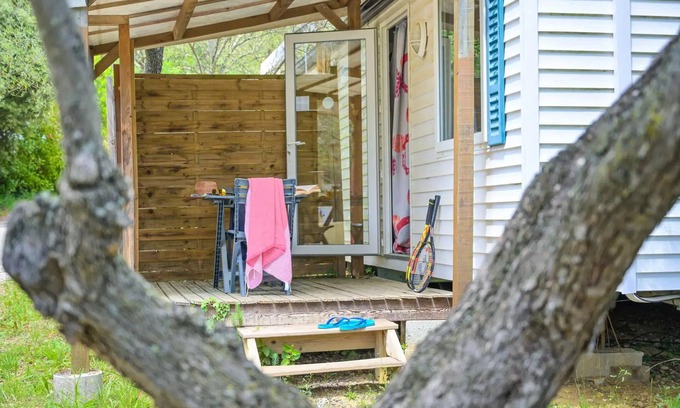 Castries House | Flower Camping le FONDESPIERRE * - Standard mobile home - 15 m2 (1 bedroom - air conditioning - TV) 2 persons
