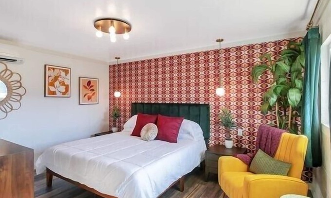 Trenton Hotel | Flower Power Room #4 - 1960 Retro Motel