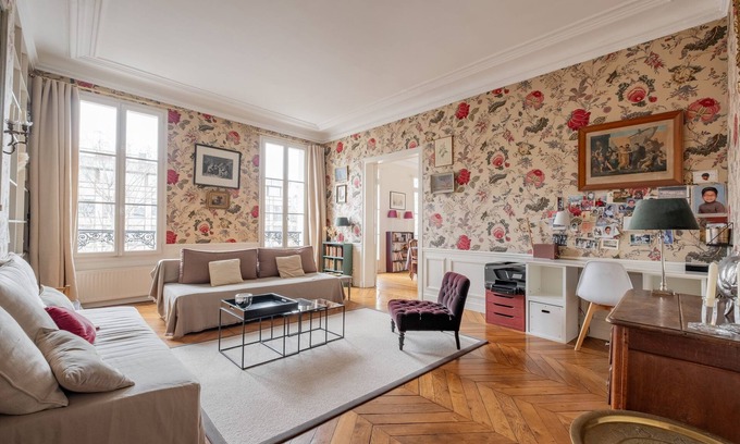 Enfants-Rouges Apartment | Flowers in Saint-Martin, by Veeve