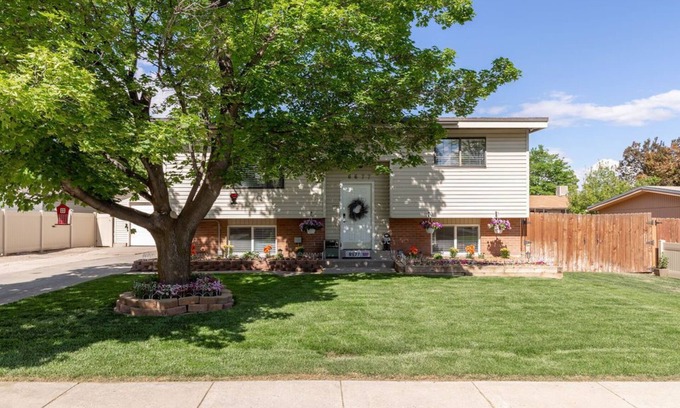 West Jordan House | FLY AWAY HOME- Family Events, Famous Skiing, 2 story fully furnished house!