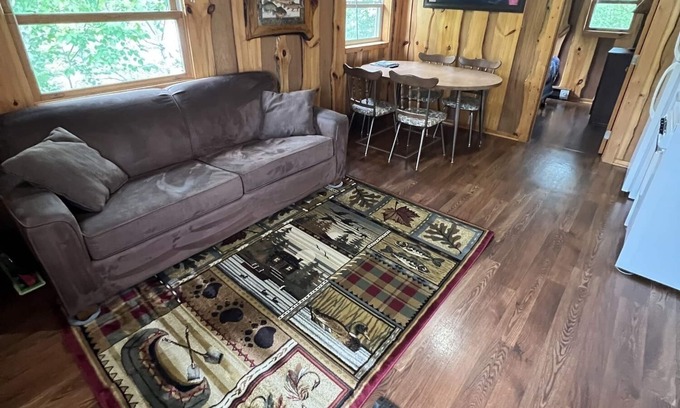 Phillips Cabin | Flyway Resort ‘The Bear Den’ on Wilson Lake