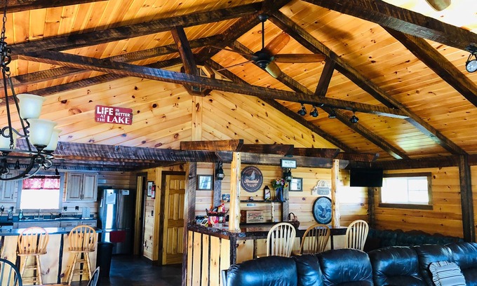 North Hero House | FOLIAGE SALE OR FALL FISHING—-2026 SEASON OPEN Waterfront Private-Dock-Launch