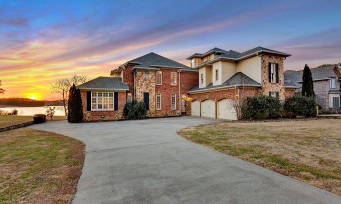 Guntersville House | FOOTHILLS OF THE SMOKIES, WATERFRONT.