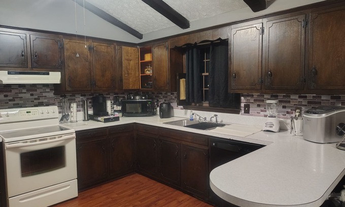 Danville House | For large families and groups just minutes away from the Caesars of Danville.