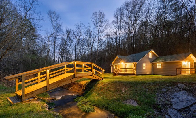 Bloomingdale House | Forest Creek Retreat - King Suite - Sleeps 9 - Free Coffee