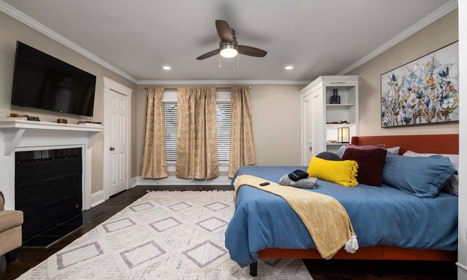 Forest Park Apartment | Forest Park Gem: Near attractions & Group Fun