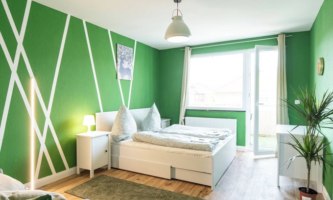 Neudorf-Nord Apartment | - Forest Retreat Deluxe-2 Bedroom Apartment with TV & Netflix - King Size Beds -