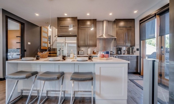 Northeast Edmonton House | Forest - Upscale Executive Home, King Bed w/AC