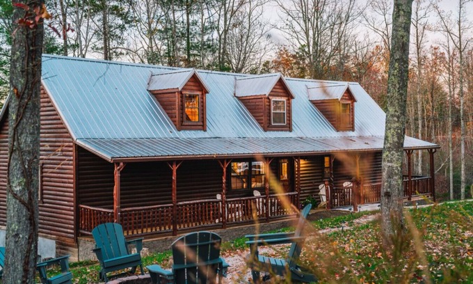 Campton Cabin | Forest Views | Hot Tub, 5 Min to RRG, & Game Loft