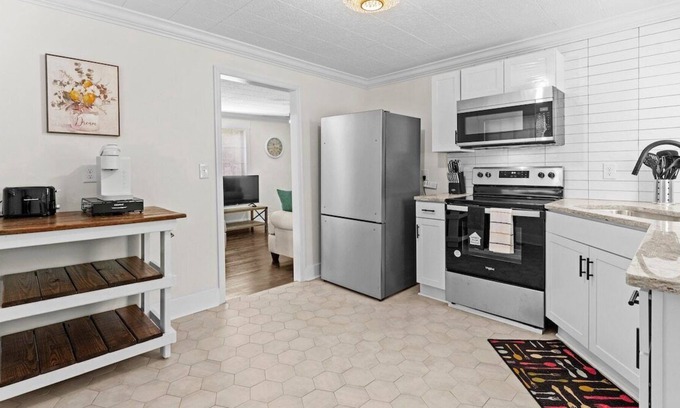 East Ridge House | Forget your worries in this spacious and serene space