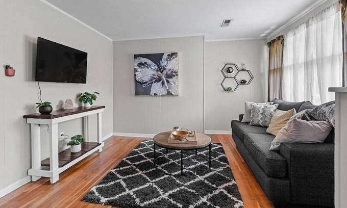 East Ridge House | Forget your worries in this spacious and serene space