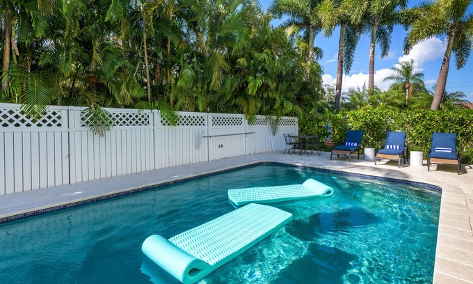 East Fort Lauderdale House | Fort Lauderdale 2b/2ba villa w POOL 4min from the BEACH! Kid-FRIENDLY GATED POOL