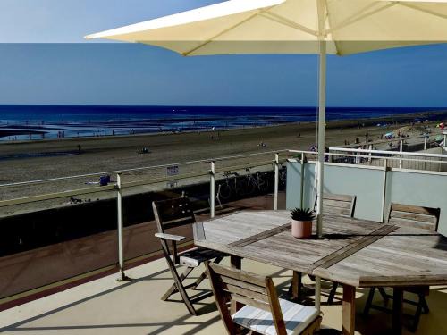 Fort-Mahon-Plage Apartment | Fort-Mahon-Plage : Appartement rénové en front de mer, 2 chambres, terrasse - FR-1-482-93