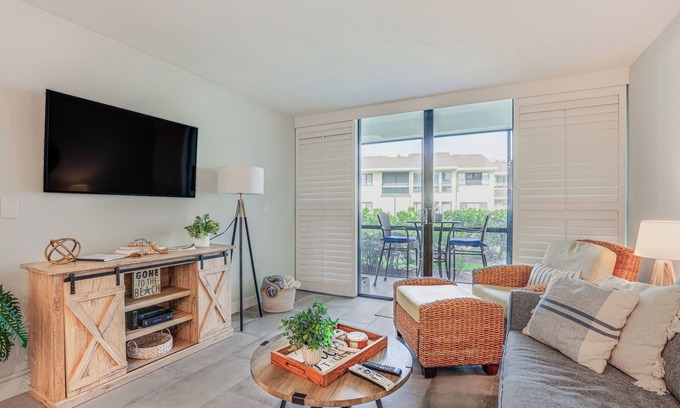 Fort Pierce Condo | Fort Pierce Condo w/Screened Porch: Walk to Beach