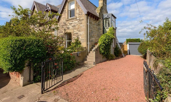 North Berwick Apartment | Forthview - traditional 2 bedroom apartment