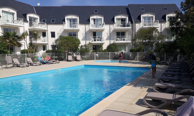 Fouesnant Apartment | Fouesnant, pool view apartment 200 m from the beach of Beg Meil
