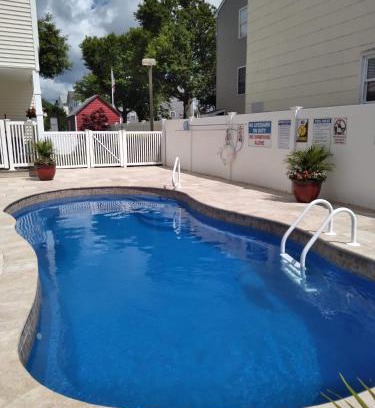 Wildwood House | Fountain Motel Townhouse with Shared Pool