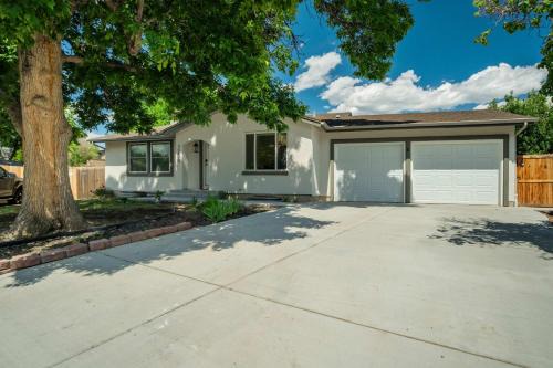 Colorado Springs Apartment | Fountain Mountain Trails & Wildlife BBQ Fire Pit