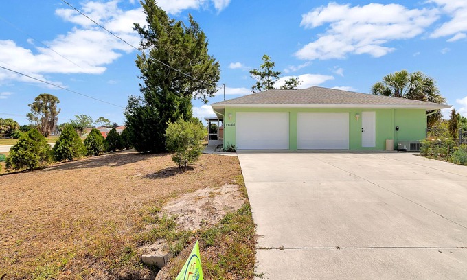 Warm Mineral Springs House | "Fountain of Youth" 2 bedroom 3 bath, bikes, BBQ