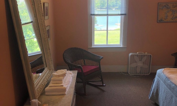 Lake Leelanau Resort | Fountain Point - Hotel Room 15