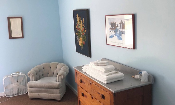 Lake Leelanau Resort | Fountain Point - Hotel Room 16