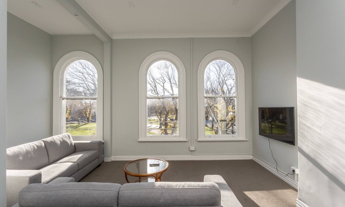 Dunedin City Centre Apartment | Four bedroom apartment over looking queens gardens