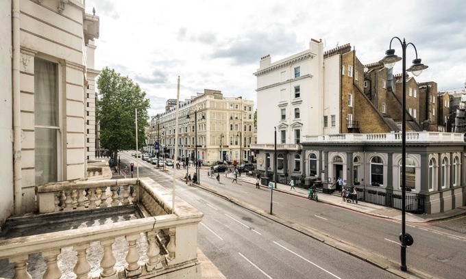 Courtfield Apartment | Four Beds by the Station