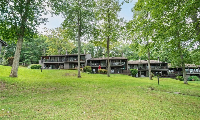 Blakeslee House | Four Hooppole South G6 | Lakefront Views + Access to Beach Area & Dock!