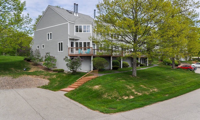 Bartlett Condo | Four-level condo near Story Land w/mtn views, private washer/dryer, & gas grill