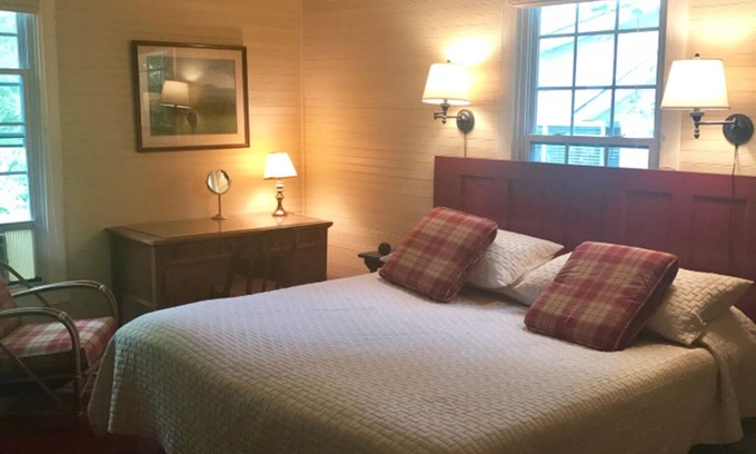 Saluda House | FOUR NIGHT MINIMUM Historic 2BR 1BA Cottage walk to Downtown Saluda