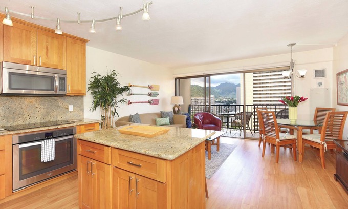 Waikiki Condo | FOUR PADDLE Mountain view with full kitchen, AC, washer/dryer, Wi-Fi, parking