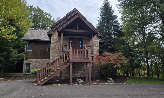 McHenry House | Four Seasons- 4 bdrm w/Hot Tub & Pool Table by Ski Lift