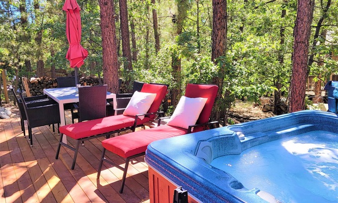 The Village Cabin | Four Seasons Getaway-Private Spa-Walk to Village and Pineknot Trailhead-King Bed