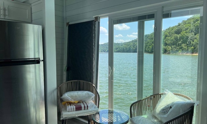 Russell Springs Boat Rental | Four Suns - Lake Cumberland Marina