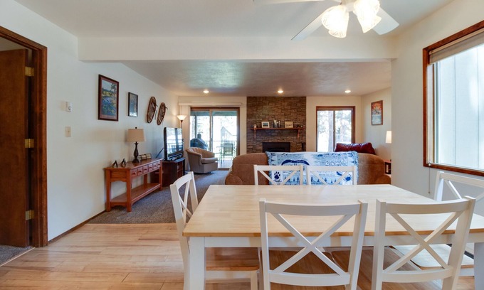 Sisters Condo | Fourth Sister Getaway Condo 2 bdrm 2 bth sleeps 6, fireplace, community pool/spa