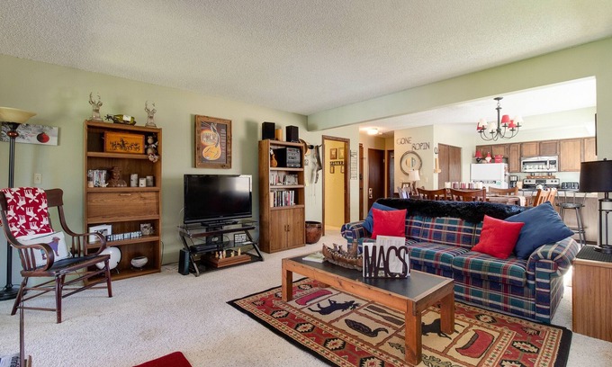 Sisters Condo | Fourth Sisters Hideaway Condo 2 bdrm 2 bath fireplace, clubhouse, pool & spa