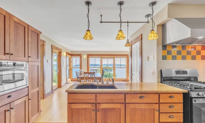 East Sullivan House | Fox Beach House! Oceanfront home, sleeps 10!