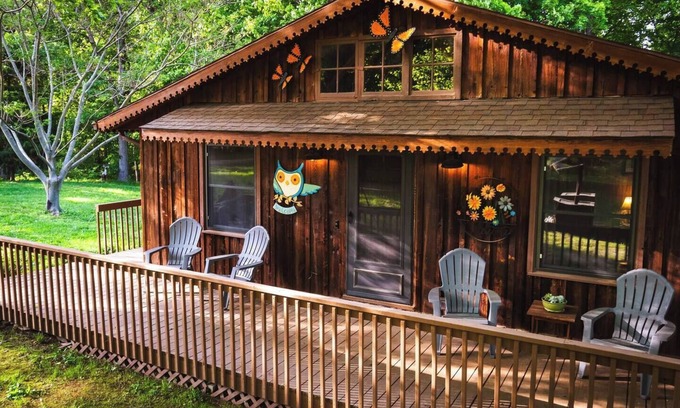 Dundas Cabin | Fox Creek Cabin, Fox Creek Cabin | Cozy & Private Luxury Retreat on 30 Acres in Olney