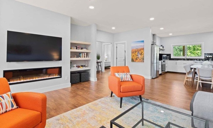 Woodfin House | Fox Den 4 Suites, 2 EV chargers near Asheville, pets OK, free Biltmore pass, fast internet