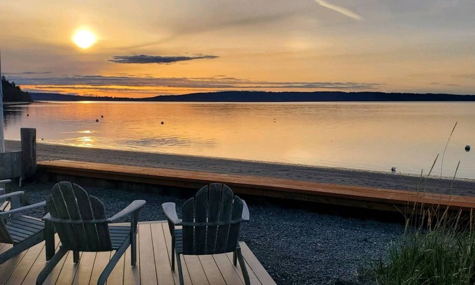 Langley House | Fox Spit Bungalow by AvantStay | Waterfront