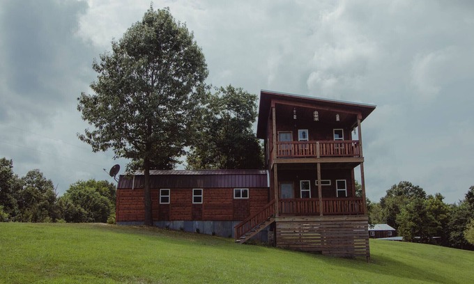 Eureka Springs Cabin | Fox Wood Cabin Secluded with Hot Tub/ family friendly