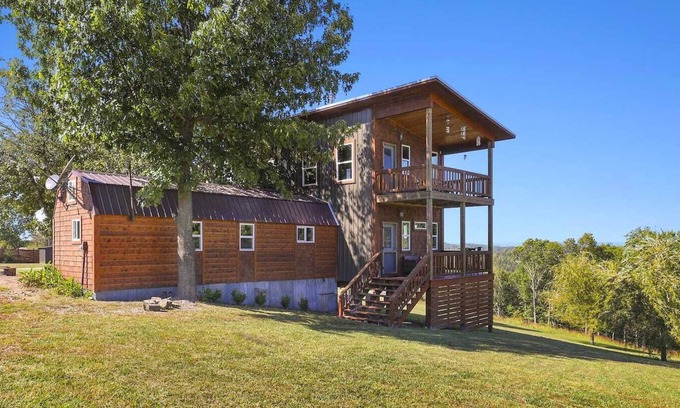 Eureka Springs Cabin | Fox Wood Cabin w/Hot Tub, family-friendly 50 acres, hot tub, three decks, only 15 min to downtown Eureka