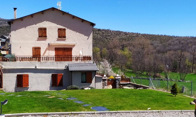 Angoustrine Apartment | Apartment in Agoustrine, Llivia, overlooking the river.