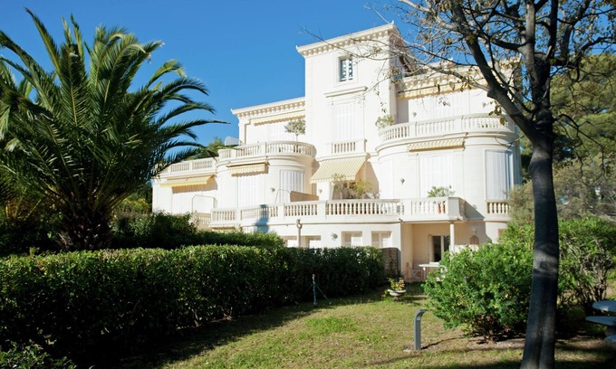 Boulouris-sur-Mer Apartment | Villa on Côte d'Azur with Beachfront Views
