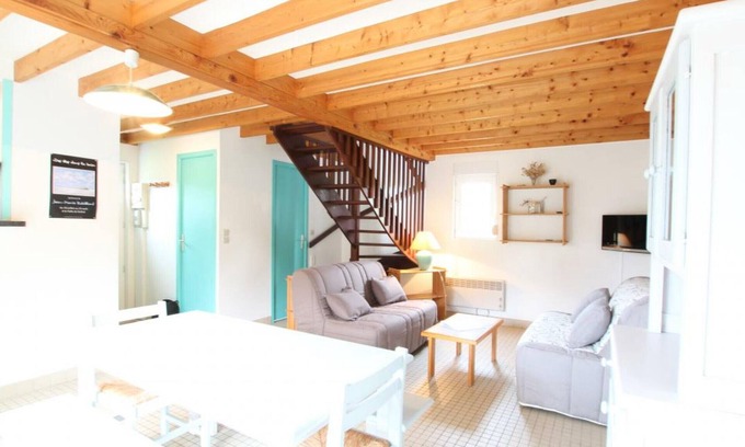 Saint-Martin de Brehal Cottage | Family-Friendly Beach House with Sea Views, Terrace, BBQ, and Free WiFi