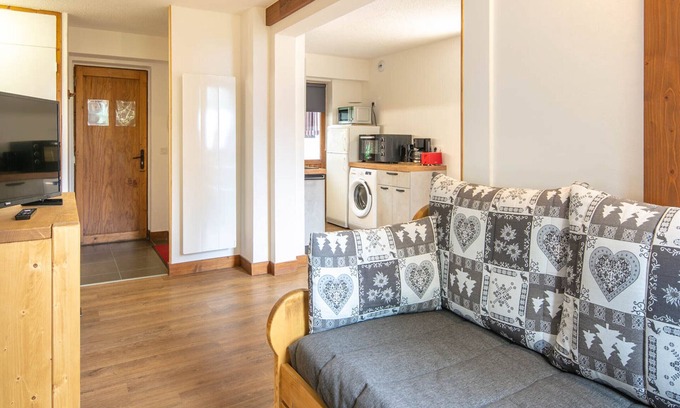Montchavin Apartment | Beautiful Renovated Apartment · Balcony · Near Slopes and Shops · Ski Locker